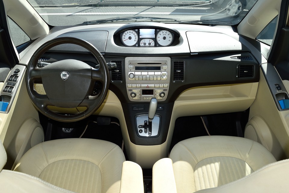 ドア内側からダッシュ先端まで続くラウンドフォルムが囲まれた安心感を、そして下半分を明るい色調に統一することで室内の清潔感と広さを演出！