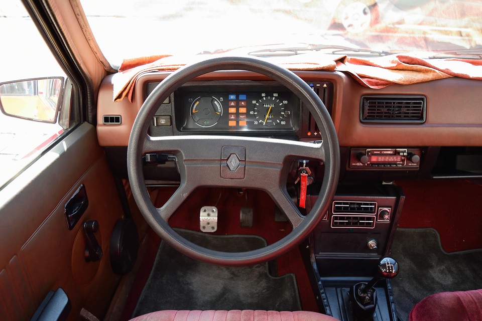 この感じ、落ち着くわぁ〜。最近の至れり尽くせりの装備満載車も良いですが、
なんかちょっと足りないくらいが丁度いいのでは…。これでドライバーが座るとシックリするんですよねぇ。