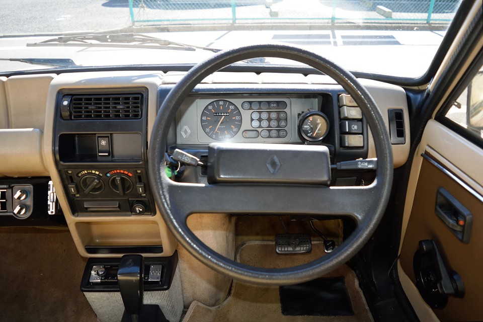 パワーウィンドウとかの装備は無いですが、「このアナログな感じが良いんだよ！」で説得可能かと…。