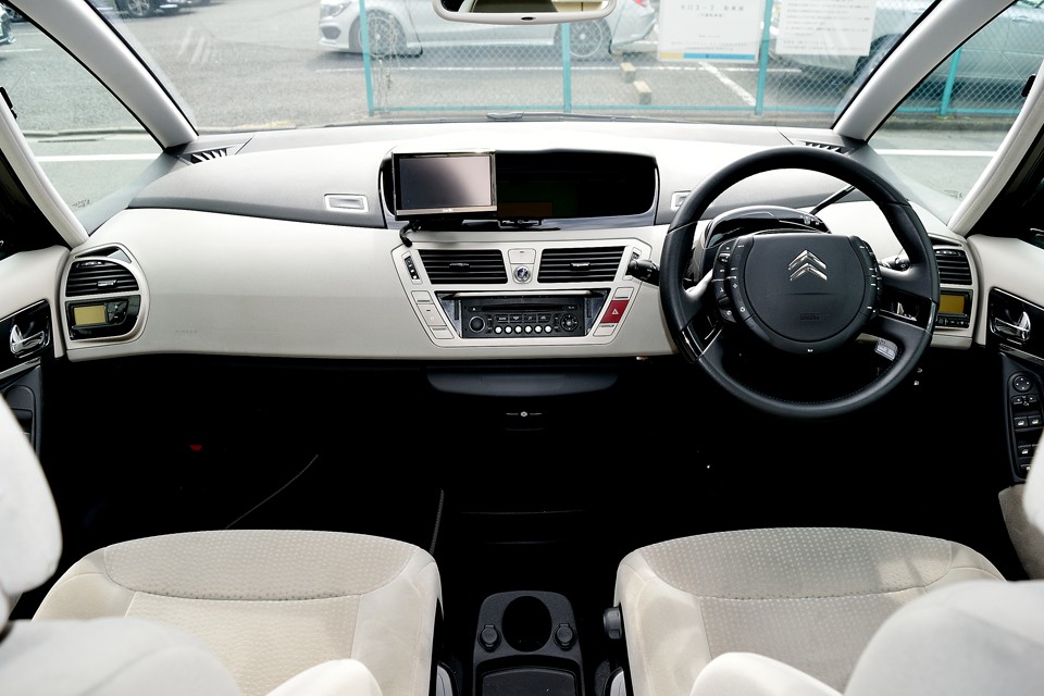 なんかゴージャスな雰囲気ですねぇ。エアコン吹出し口パネルの形状や破綻のないボタン配置、インパネのキレイな曲線、ピッタリ計算された三角窓の位置と大きさ等にデザイン力と繊細で丁寧な造り込みを感じます。