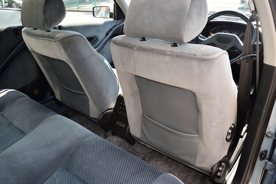 前席のシートバックも、こんな状態・・・後席はかなり気持ち良くお乗りいただけると思います。