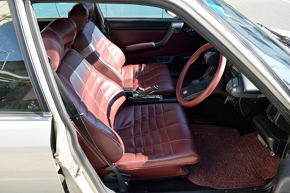 印象的な赤革シートの状態もかなり良いです。体全体を包み込む独特のシートがたまりませんねぇ。