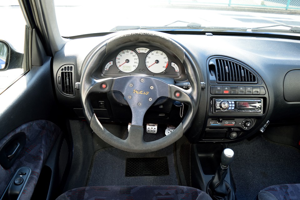 ポジションはシフトが遠い、典型的なフレンチホットハッチの感じですが、それがまたやる気にさせるのですぅ〜！