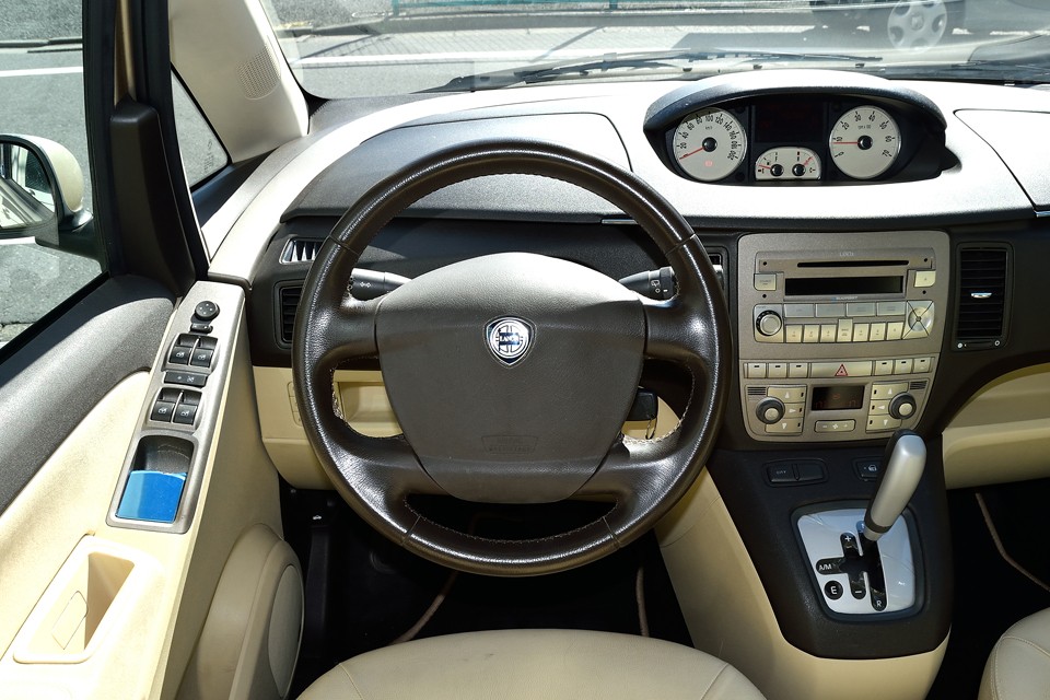 しかも、操作系はすべて黒いパネルの中に配置し、判別しやすくしてるし…良く考えられてますなぁ。