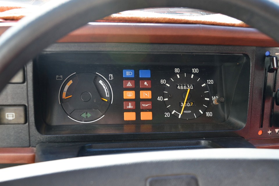 走行距離はご覧の通りですが、古いクルマですし、5桁メーターなので走行不明とさせていただきました。