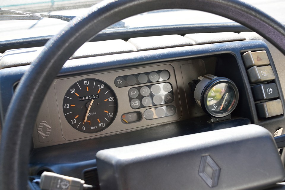 更に、このPOPなメーターパネルもアピールポイント！
10万Kmを超えた走行距離も、「これだけちゃんと走ってきた証拠じゃん！」ってことで。