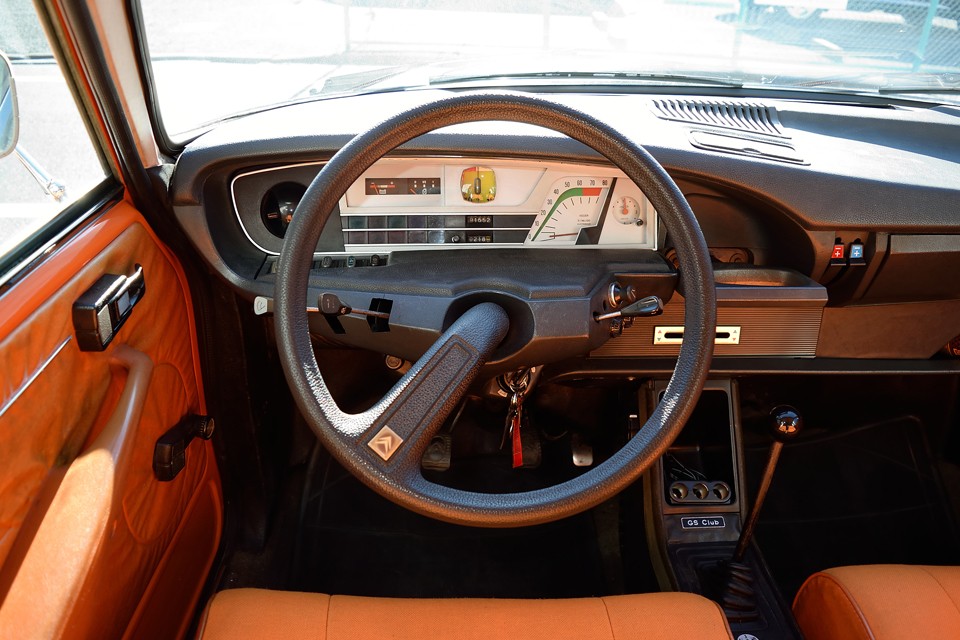 ハンドルはこの位置で直進です。決して製造ミスではありません（笑）