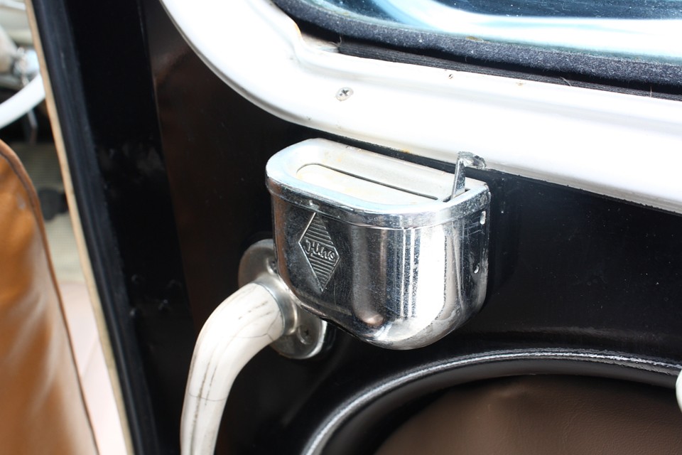 後席には両側にご覧の灰皿が付きます。デラックスですねぇ。