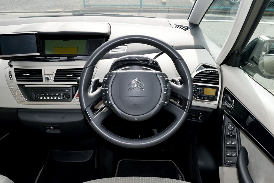 「ハンドルで全部操作出来れば楽じゃん！」「エアコン操作パネルが中央になきゃいけないなんて決まりないし」って、シトロエンの人が言ったかどうかは知りませんが、常識にとらわれないのがシトロエン！さすが！