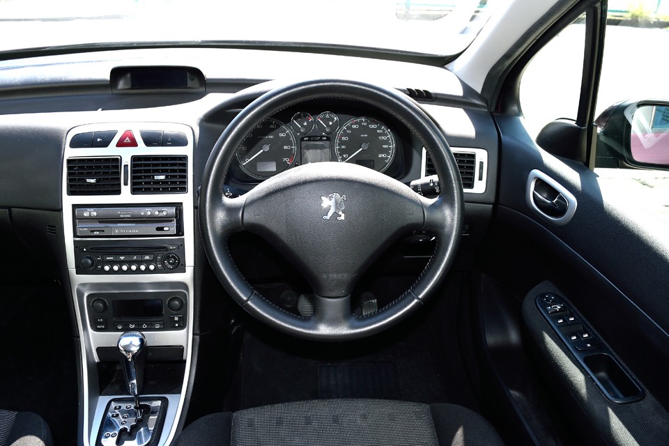 シンプルながらも細かな曲線を繋いだ、包み込む様な柔らかで丁寧な造型は心地よさを感じます。