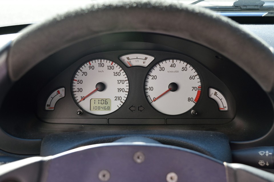 実走行10.8万Km！少し多めですが2000年車なので普通といえば普通ですね。