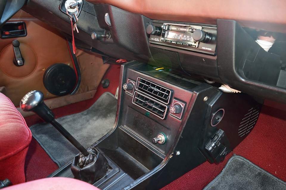 クーラー付きではありますが、効きはそれなりです。
無いと思って乗ると…「おっ、冷たいの一応出てるじゃん」程度かと。