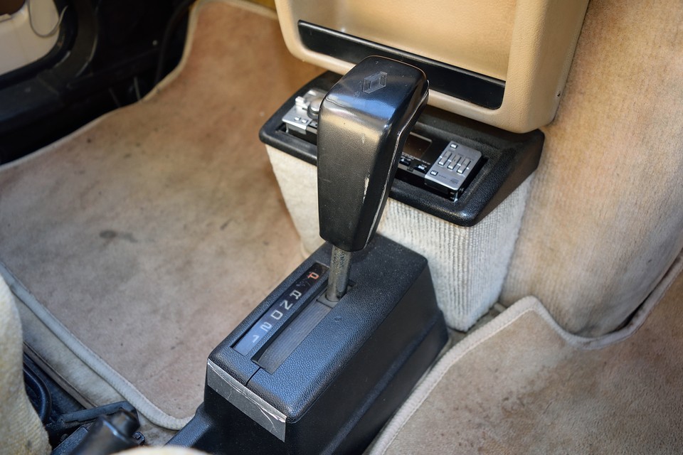 シフトレバー操作する時、左ハンドル仕様のままのポジション表示が見えづらいとかは、触れない方が…。