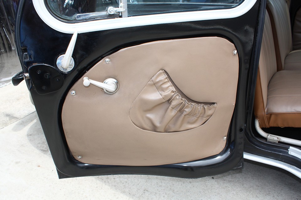 内張りは貼り直したんでしょうね、状態は良いと思います。ドアポケットがなんとも味わいがあります。