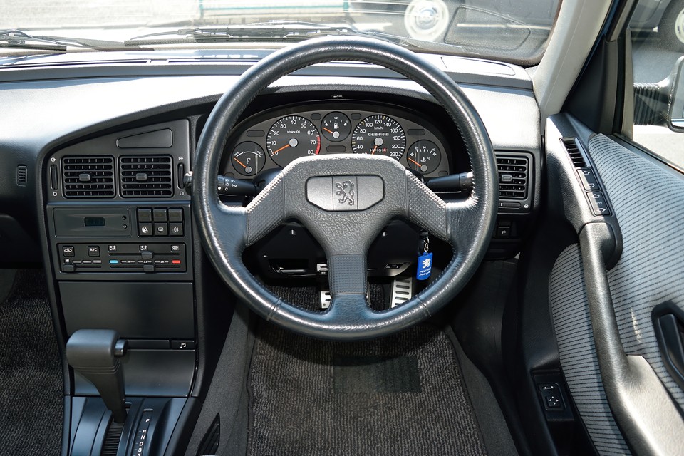 「ハンドルってこれだっけ？」って気付いたアナタはかなりのフランス車通！
現在、MI16用のものが付いていますが、もちろんオリジナルハンドルもありますのでお好みでどうぞ。