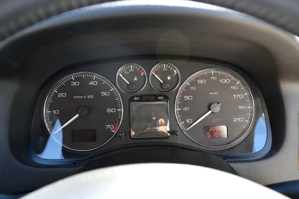 実走行5.2万Km！タイベル、ウォーターポンプ一式、それとタイヤ4本新品交換サービスです！
それでこのお値段ですから、安心な上にチョ〜お買い得だと思います！