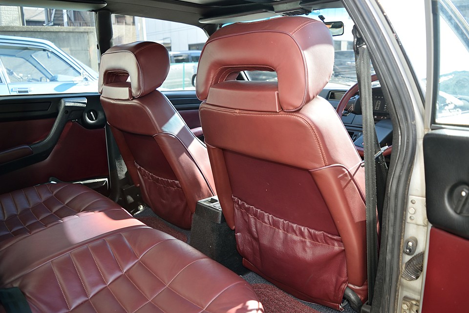 フロントシートバックもご覧の通り！リアシートの人は気持ち良いでしょうねぇ。