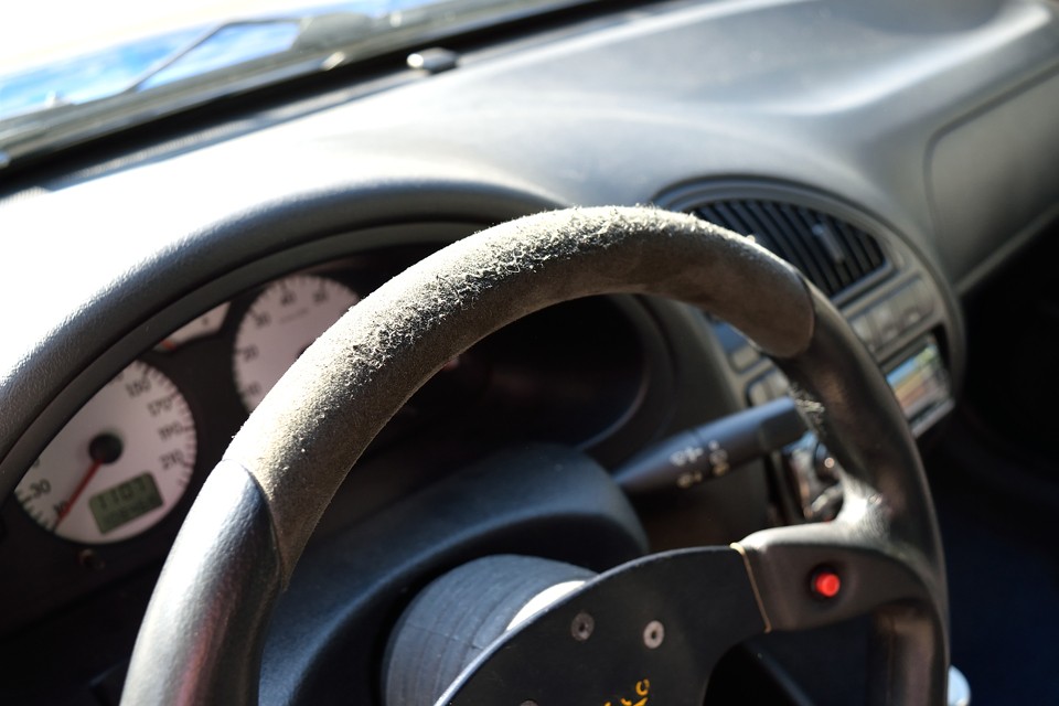 バックスキンの宿命で、ハンドルにご覧の毛玉状の劣化があります。