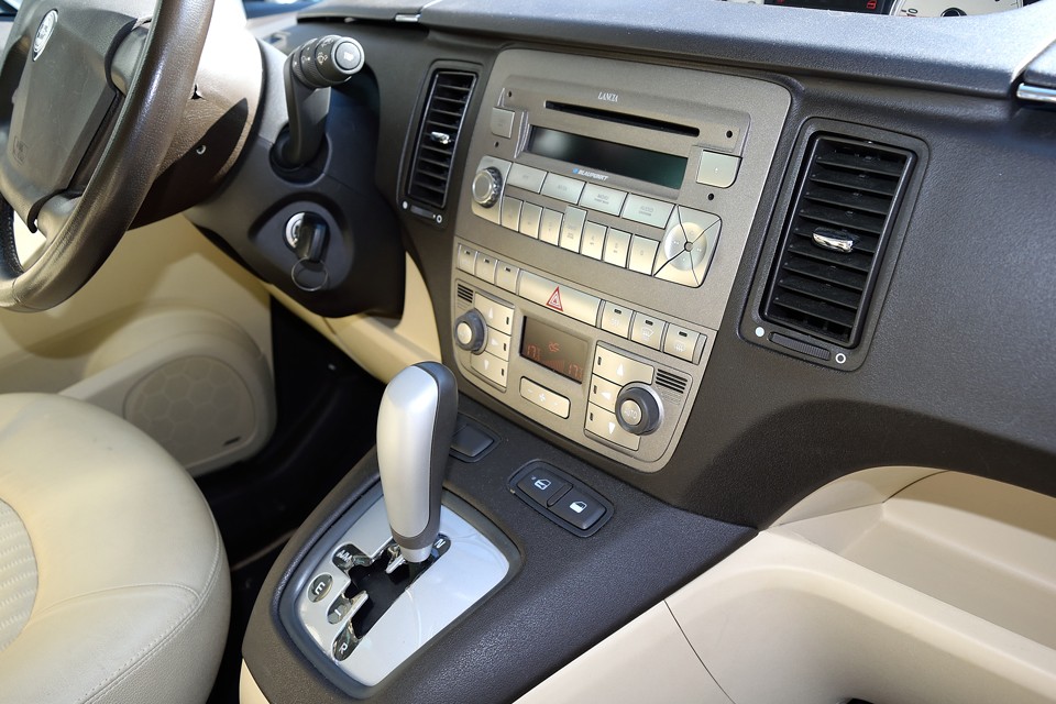 とりあえず付けた感の無い、まるで彫刻作品の様なシンメトリーなボタン類の配置に丁寧な造り込みを感じます。