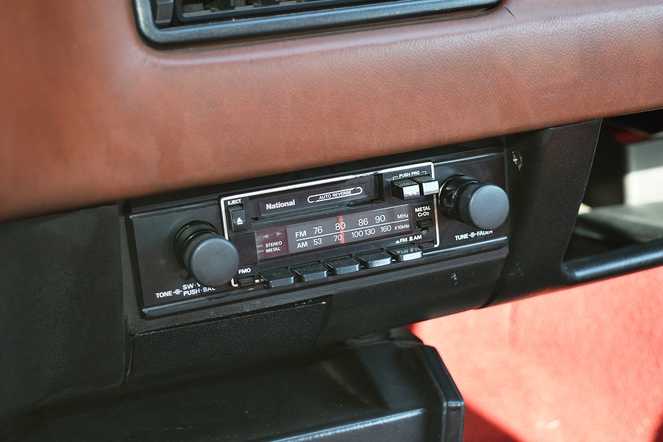 このインパネにはやっぱコレ！最新デジタルオーディオも敵わない「昭和歌謡聴取装置！」