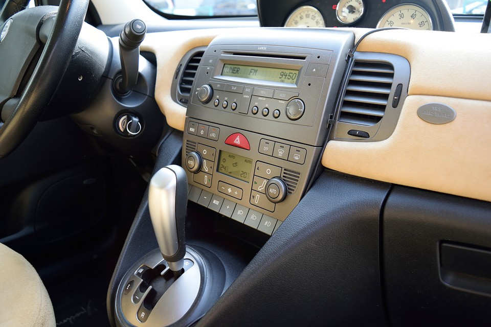 それぞれのスイッチの配置に必然性を感じるシンメトリーなセンターパネル。彫刻の様な美しささえ感じます。