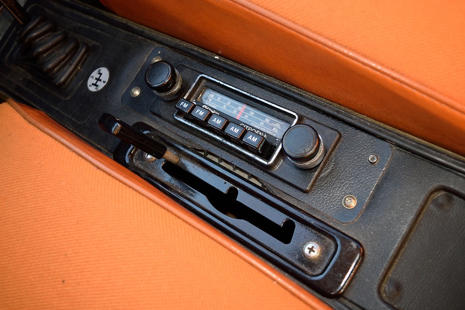 GSのラジオはこの位置です。車高調整レバーはこれで通常走行位置。
二段階上げる事は出来ますが、これ以上、任意で下げる機構はありません。