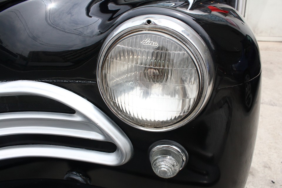 ヘッドライトにもHinoの刻印があります。これも造っていたんでしょうか？う〜ん、スゴイ！