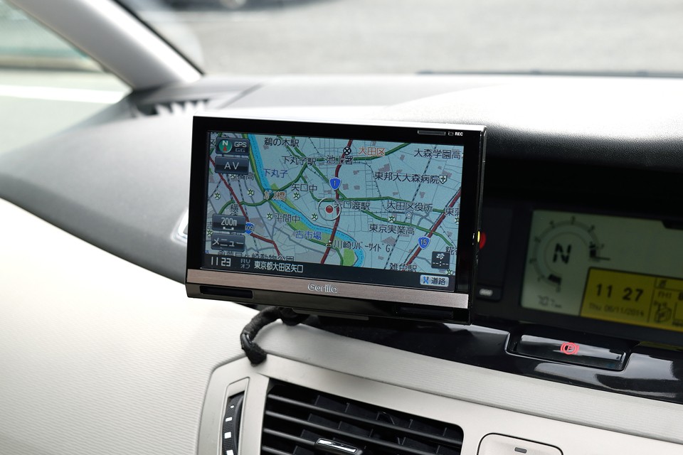 操作が解りやすく、地図も見やすいポータブルナビ「Gorilla」を装備！
オーディオ位置に埋め込み型のナビも良いですが、モニターがエアコン吹出し口をふさいじゃいますからね。