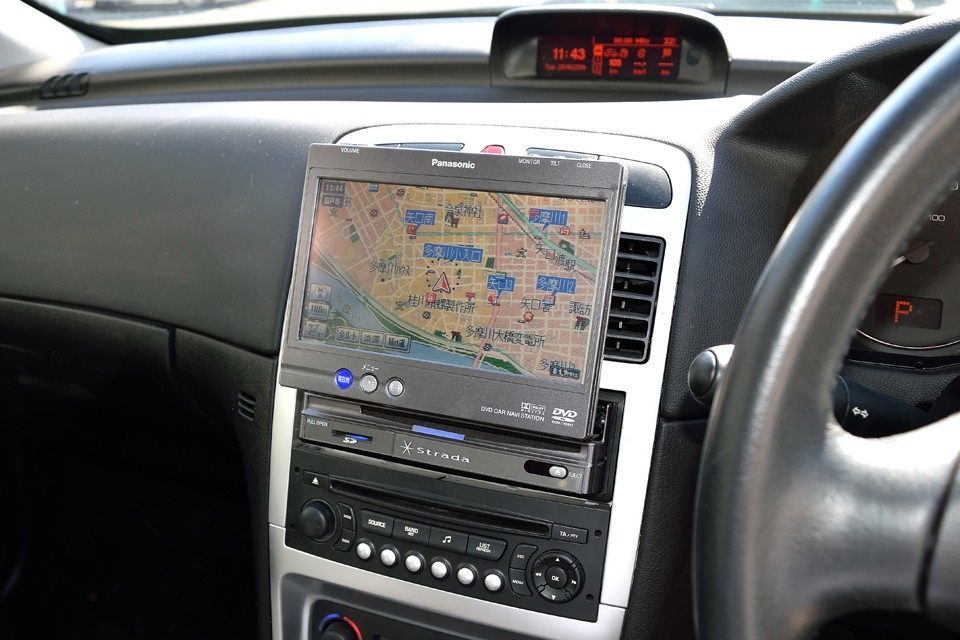 おっと、忘れちゃいけない、パナ製Stradaナビ付き！
フリップアップタイプのモニターは使わない時は収納出来るので、かなりスッキリ！