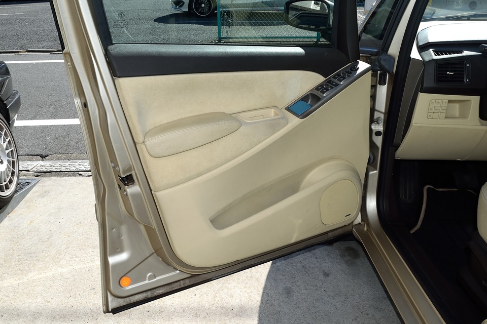 ご覧の通り内張りも目立つ汚れは無く清潔な印象です。上品なインテリアに汚れは似合いませんからね。