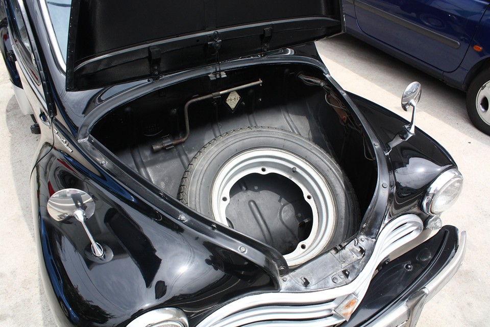 RRなのでフロントがトランクになります。スペアタイヤでほとんどスペースはありません。