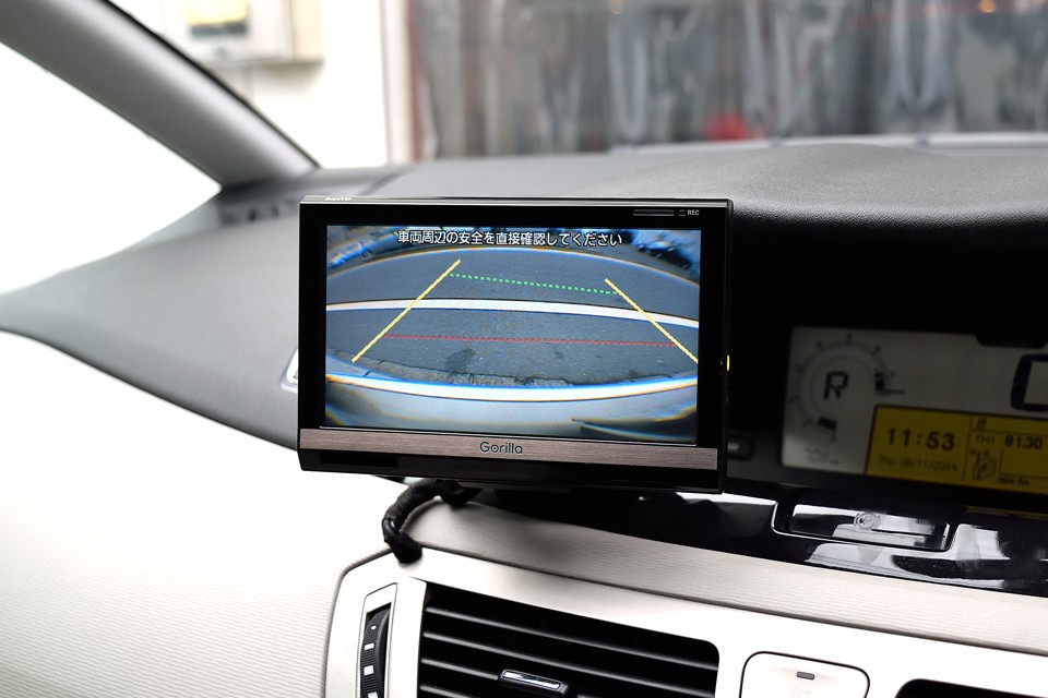 しかもバックモニター機能まで装備！これで車庫入れも安心ですよぉ〜、奥さ〜ん！(笑)