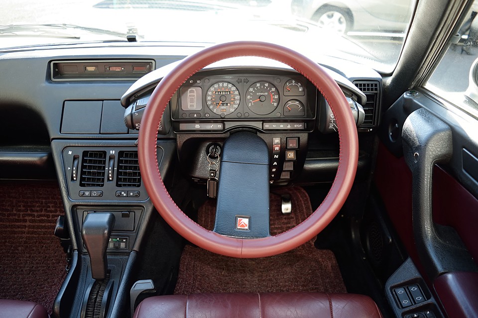 もう、お気づきですね。ハンドルが赤革巻きになってるぅ！これいい〜！
ノーマルの黒樹脂ハンドルに比べて、見た目も操作性も格段にUP！