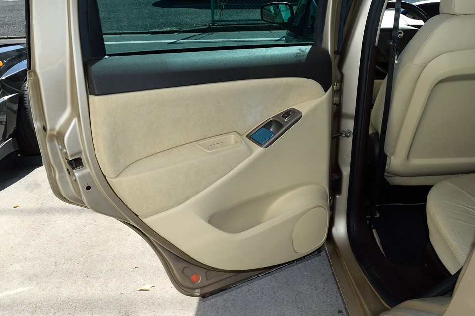 ちなみにドアのオープナーが青いのはビニール被ってるからです。前オーナー様、ありがとう〜！