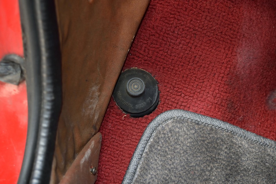 キャトルなんかと同じウィンドウウォッシャーポンプ。足でひたすらチュポチュポするだけですが…。