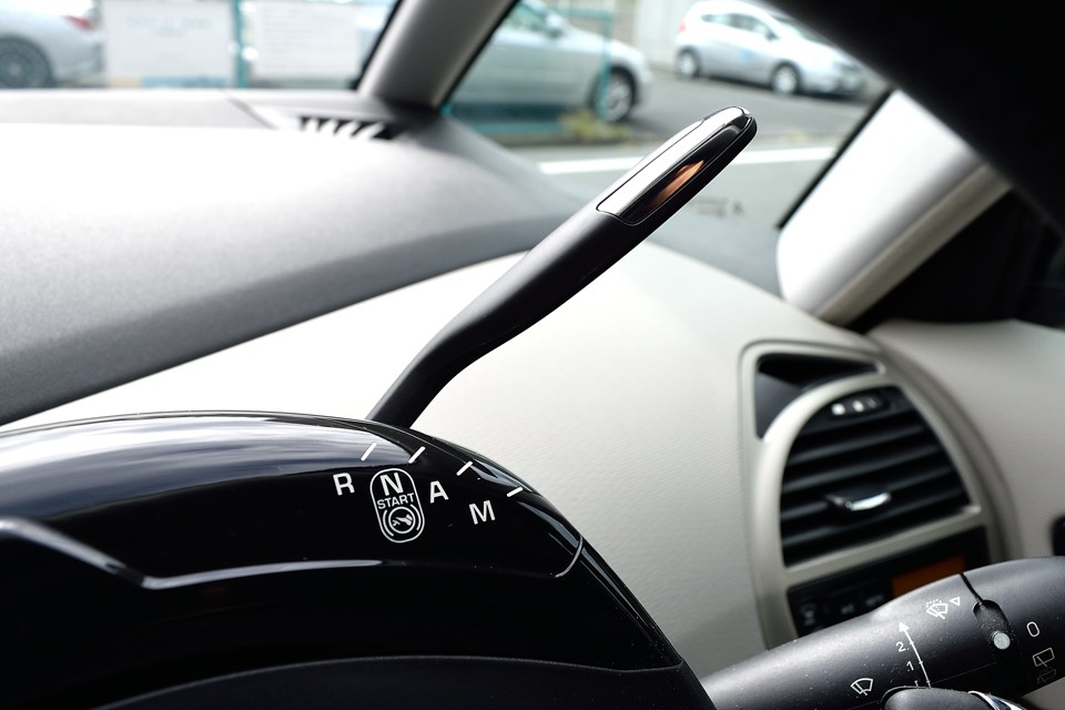 オールドシトロエンファンにはたまらないシフトレバー・・・ったくシトロエンったら。