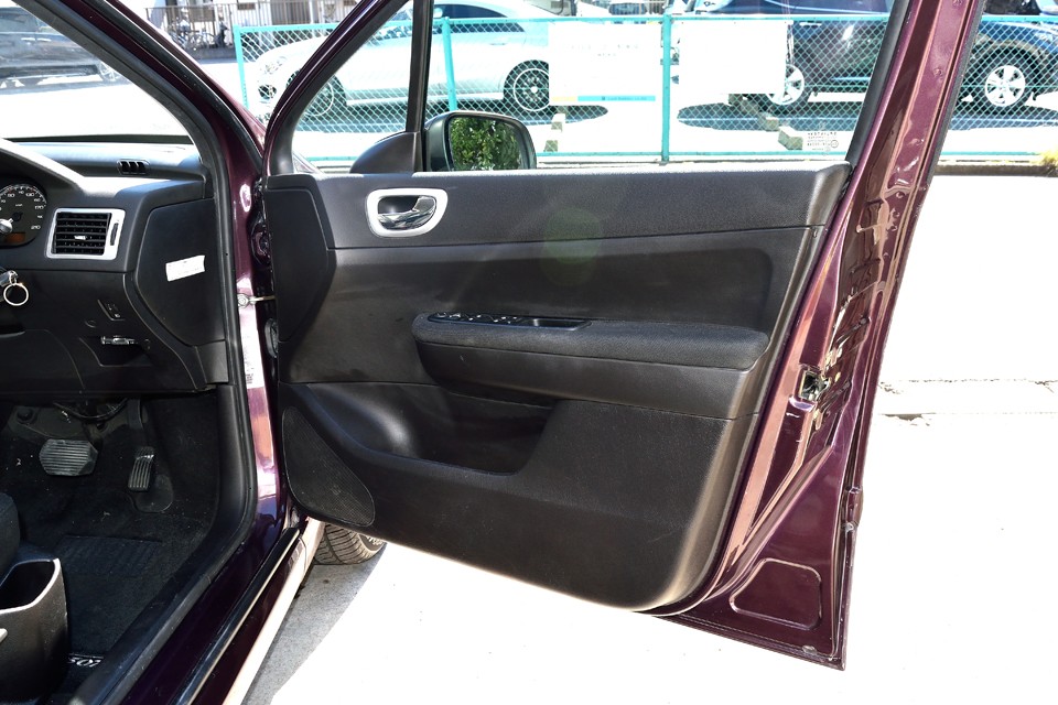 シート地と同じドアの内張りも、現在少し汚れが目立つでしょうか…。
でもこの程度ならクリーニングで大丈夫ですね。