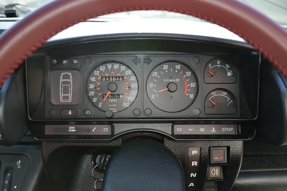 メーターはマイル表示です。走行距離もご覧の通りですが、
記録がすべて揃っているわけではないので不明とさせていただきました。