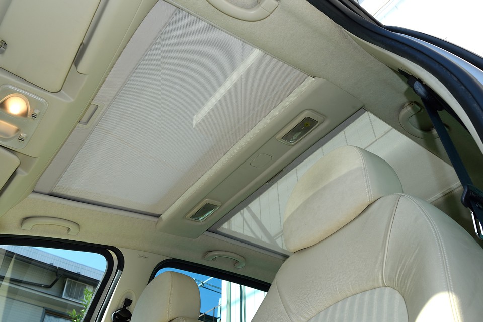 シェードを閉めた状態でも、わずかに日が差し込んで、かなり明るい室内です。