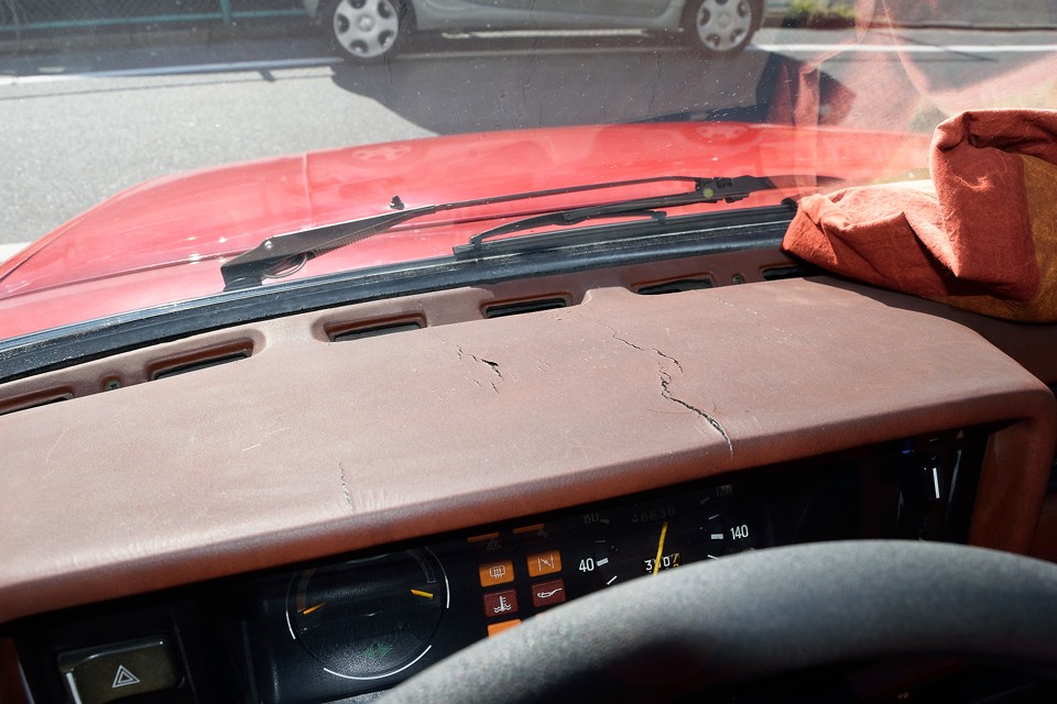 ダッシュにはご覧の割れが…年代、材質を考えると、仕方ないところでしょうか。