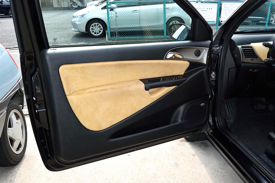 ベージュのアルカンタラって汚れが目立ちやすいっていうデメリットはありますが、こんな風にキレイだとやっぱいい感じ！