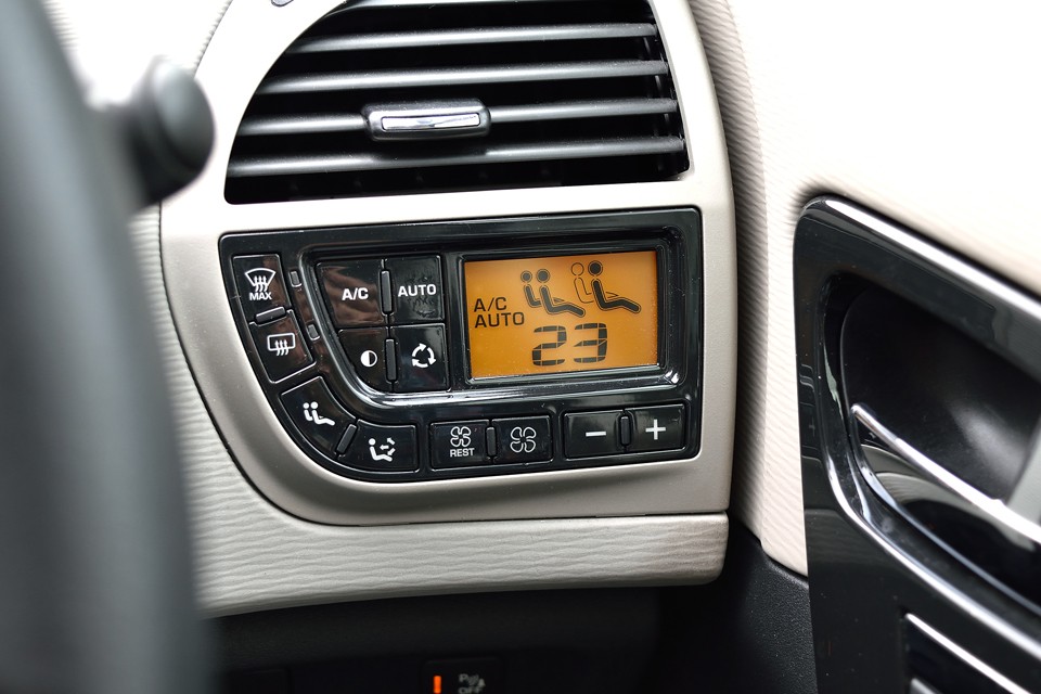 運転的右側にエアコン操作パネルがあります。・・・って普通こんなとこに付けませんけどぉ〜！
しかも助手席、後席まで独立して操作パネルが付いてるぅ〜！コスト度外視の禁断のマルチパネル攻撃だぁ〜！(笑)