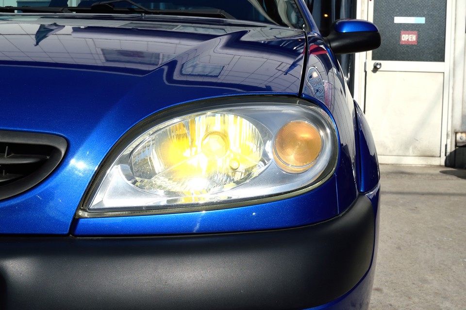 ヘッドライトはイエローHIDを装備！フランス車はやっぱイエローが似合います！