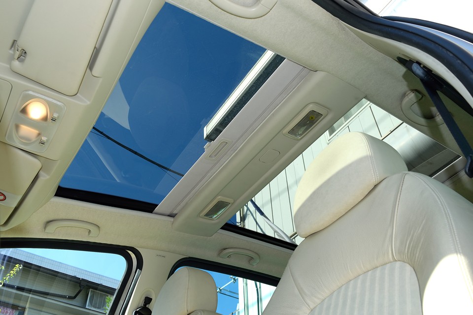 シェードを開けただけで、かなり開放的で気持ち良い〜！「全室南向き、日当り良好！」的な〜！