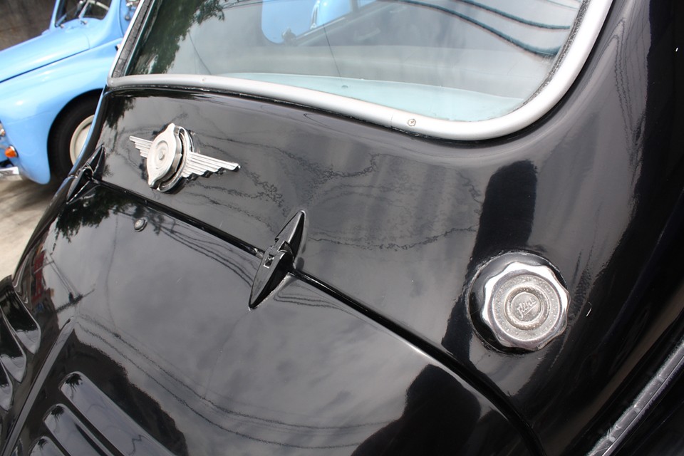 中央が冷却水、右が給油口。ルノー4CVでは給油口はエンジンフード内で間違えやすかったので、これは進化！