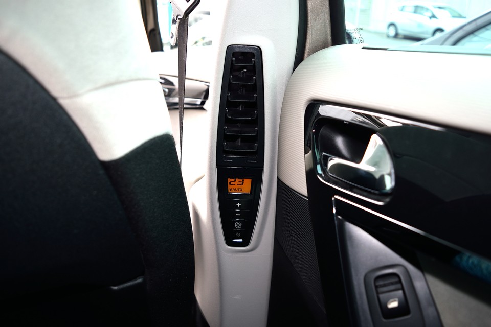 右リアシート攻撃用パネル？！(笑)