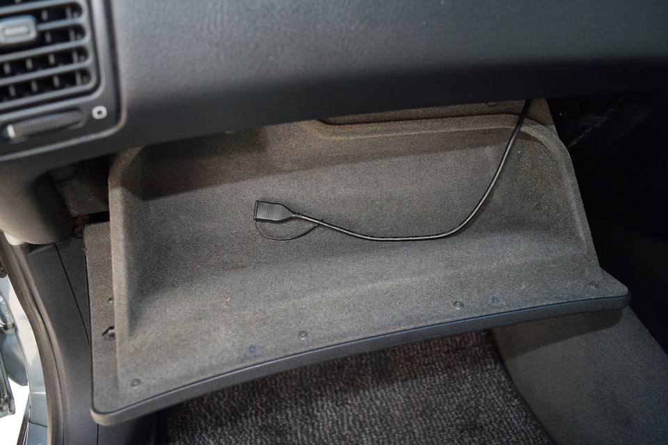 USBケーブルはグローブボックス内に引いてあります。WMA/MP3/AAC/WAV形式の音楽データが書き込まれたUSBメモリーの再生可能！
iPhoneをいちいち抜き差しするより、こりゃ便利！