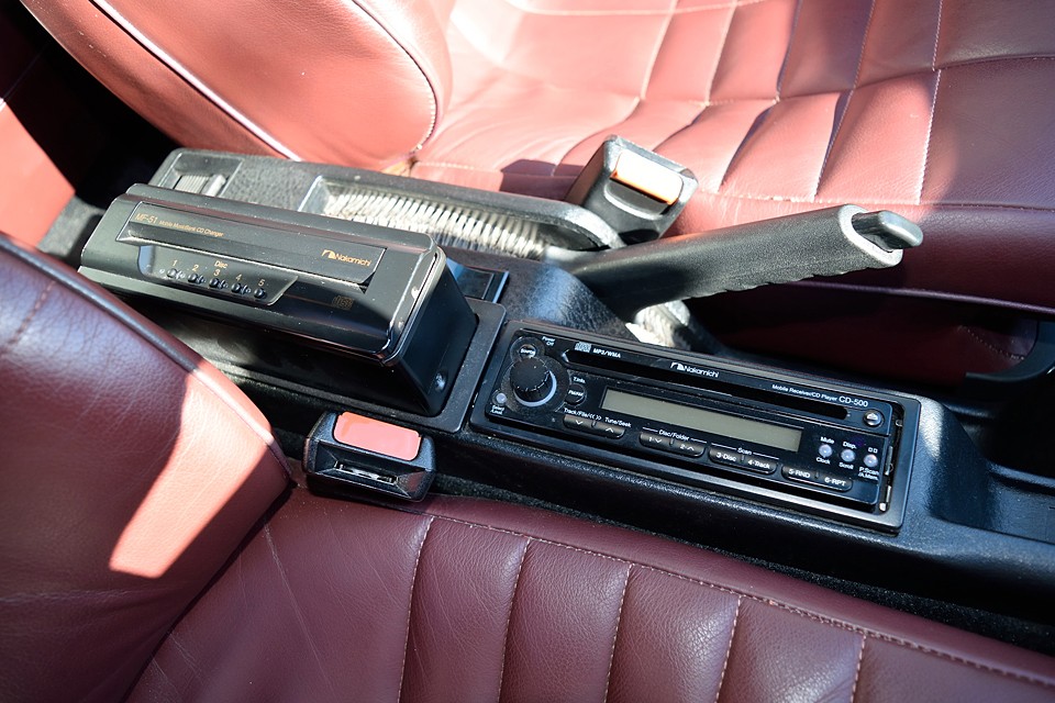 おぉ〜、ナカミチのCDデッキ＆チェンジャー付き！極上空間に良いサウンドは欠かせないのです！