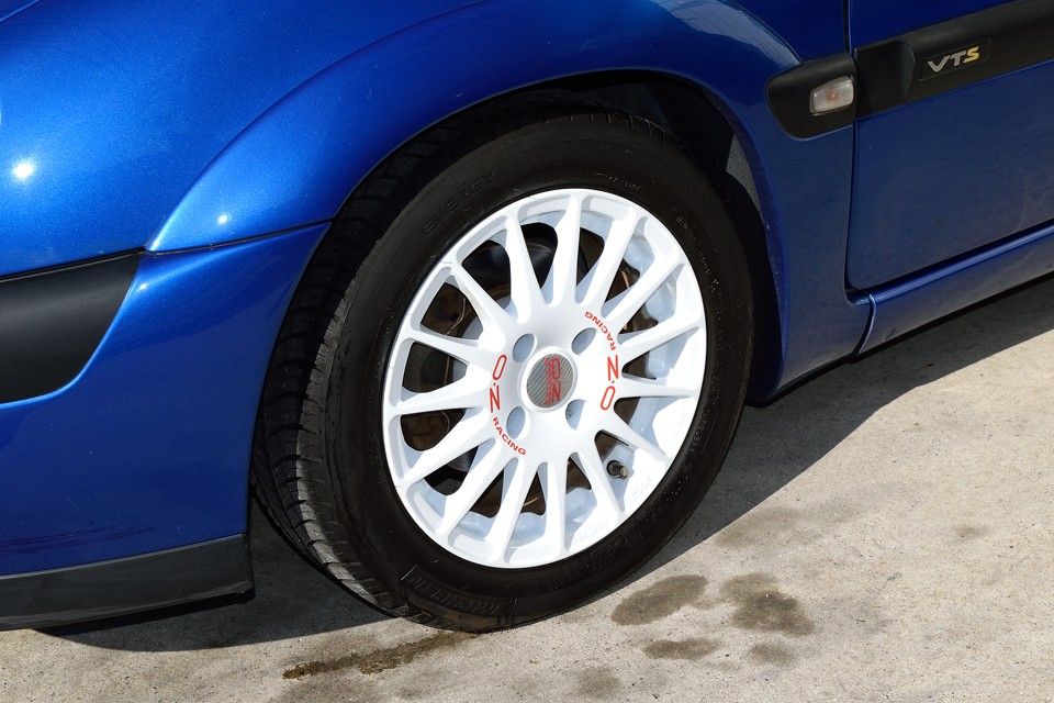 シトロエンにはピッタリのWRCを彷彿とさせるOZのアルミホイールを装備！
しかもほとんど無キズで美しい〜！