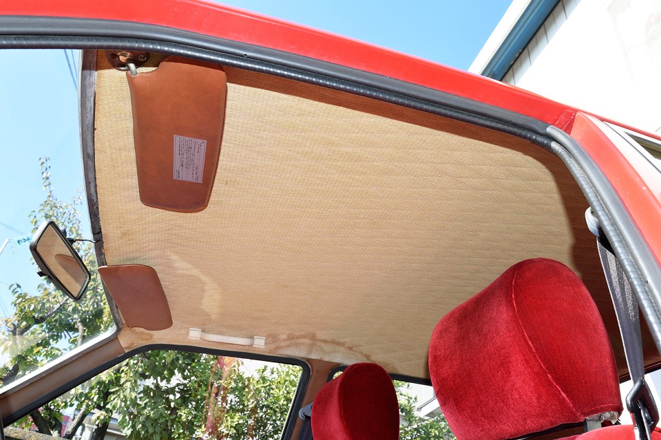 ルノー伝統の菱形模様の天張りはご覧の通りの劣化、シミはありますが、タレや破れはありません。